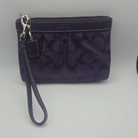 Coach Purple Signiture Monogram W/ Silver Hardware Wristlet W/ Hang Tag (NWOT)💜